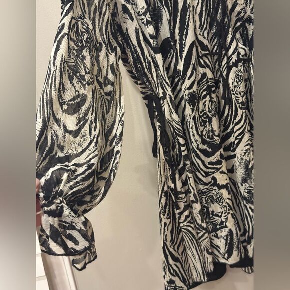 Topshop Size 10 ruffle v neck mini dress in tiger print Black and White - Picture 4 of 9